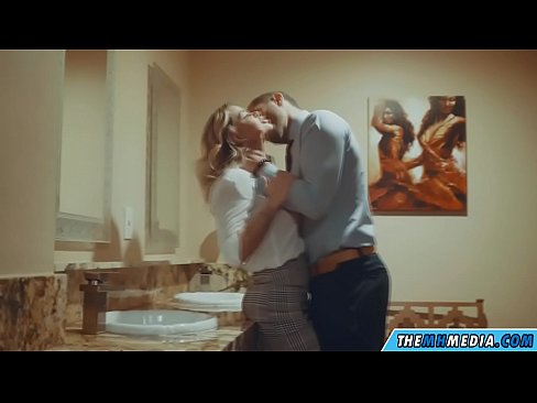 ❤️ Kapag ang isang busty blonde seduces sa isang pampublikong banyo ️ Porno sa amin ️❤